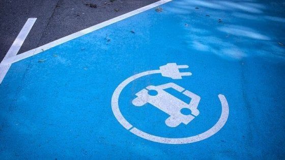 Superveloci, anche a caricarsi: la sfida elettrica di Porsche e Bmw a Tesla