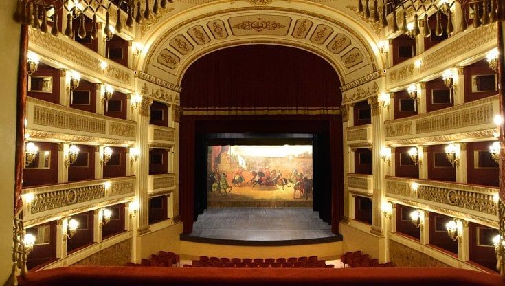 Telebari celebra i suoi 50 anni al teatro Piccinni: sul palco anche De Laurentiis e Toti e Tata