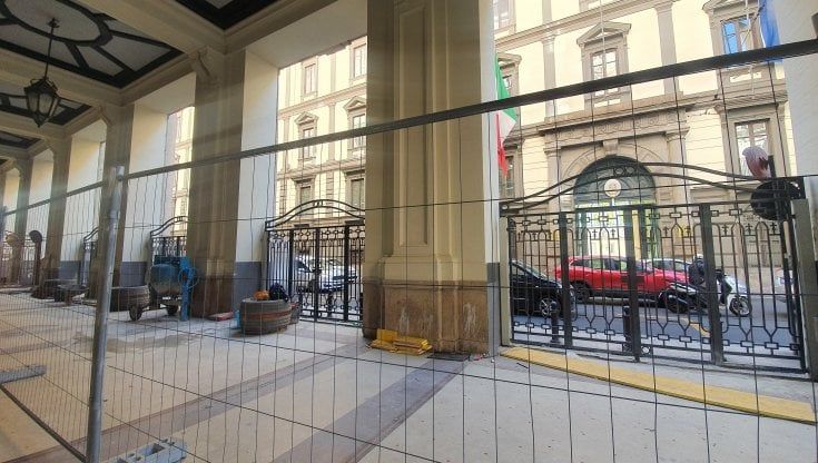 Napoli, cancelli sui porticati della Galleria Morelli: "Contro degrado, aggressioni e giacigli di clochard"
