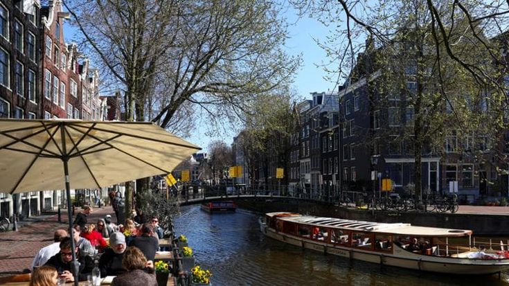 Amsterdam è la prima capitale al mondo a vietare la pubblicità di auto, fonti fossili e carne
