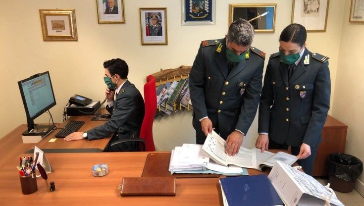 Tangenti al capo della Protezione civile, perquisizioni nella sede della Regione Puglia: la finanza cerca i documenti su 14 ditte 'amiche' di Lerario