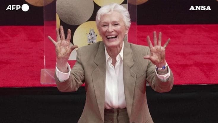 Glenn Close entra nella leggenda, impronte nel cemento a Hollywood: "L'onore della mia vita"