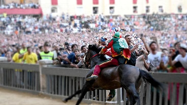Palio di Siena tra rivalità e acquazzoni: un referendum per abolire la corsa e le parole di Santanché infiammano la vigilia