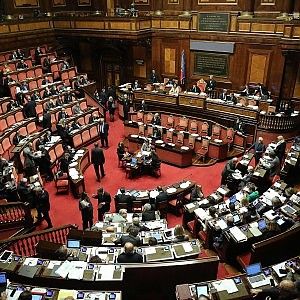Berlusconi chiede rinvio voto, ma il Pd: "In aula il 27". E M5S: sopprimere assegno e vitalizio