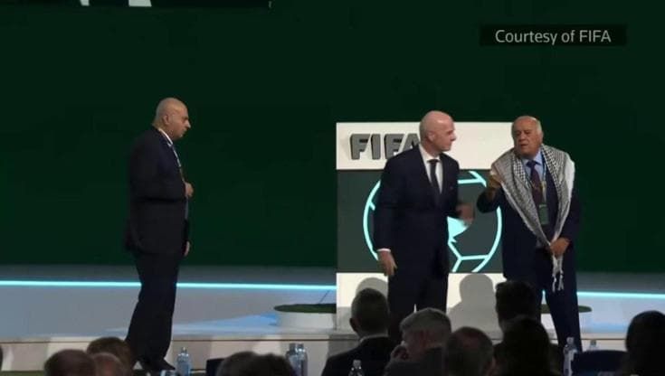Fifa, dirigente palestinese rifiuta stretta di mano con quello israeliano organizzata da Infantino
