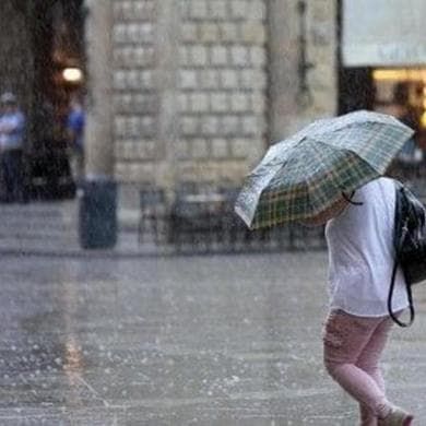 Previsioni meteo, treno di perturbazioni verso l’Italia: tanta pioggia al Cento-Nord, caldo al Sud