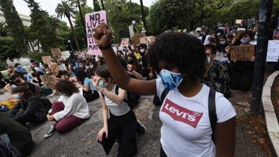 Morte George Floyd, a Bari in 300 in piazza: "Anche il razzismo è una pandemia"