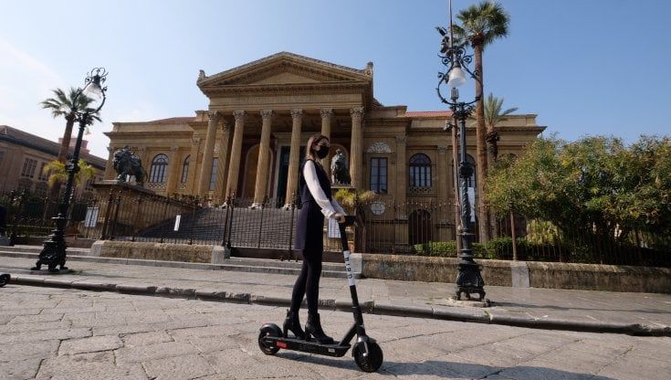 Quelli che odiano i monopattini, intralci allo slalom di auto e motorini