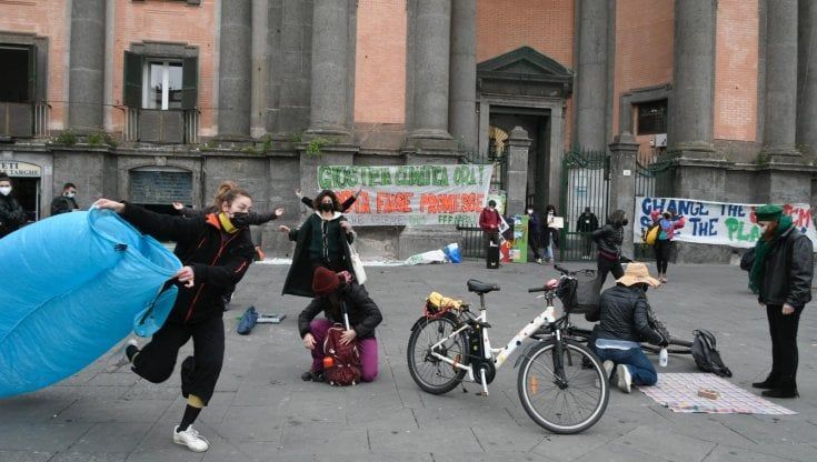 Napoli, fridays for future in piazza: flash mob su danni all'ambiente e felicità perduta