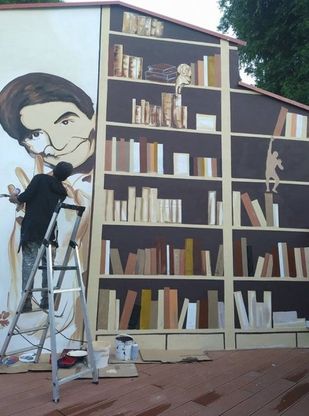 Milano, un murale celebra Paolo Limiti e la sua donazione alla biblioteca di Morando