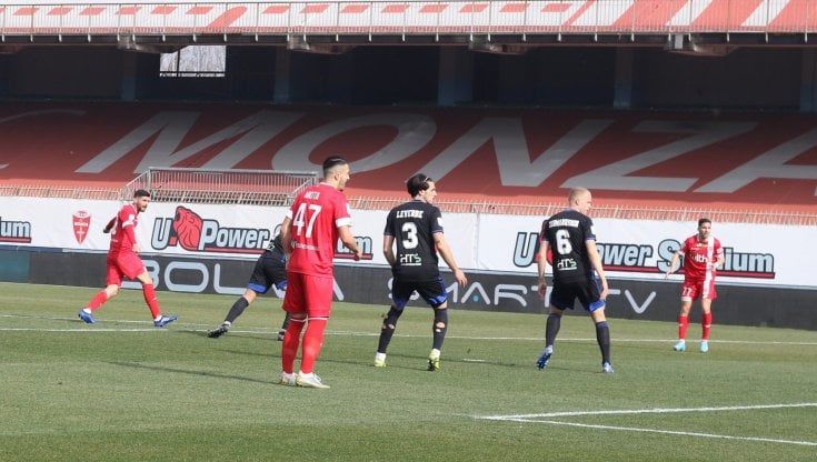 Serie B, colpo grosso del Pisa a Monza: agganciata la Cremonese in vetta. Il Parma cade ancora