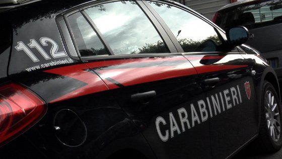 Bologna, si ubriaca e picchia la moglie: arrestato
