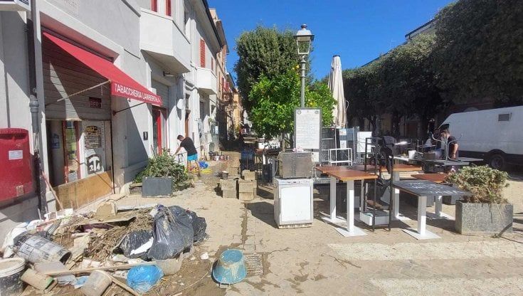 Alluvione, la protesta dei commercianti di Senigallia: "Abbiamo perso tutto". Trovato lo zainetto di Mattia