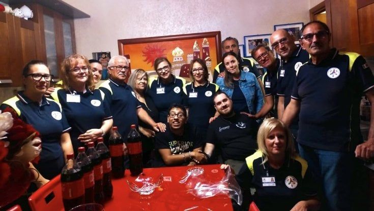 Rubano la carrozzina a un ragazzo disabile, un trentenne gli regala la sua: "Volere è potere"