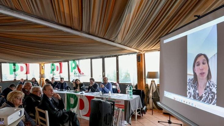 Stellantis, Schlein agli operai: “Non siete soli, governo assente”. Manfredi: “Pomigliano luogo simbolo”