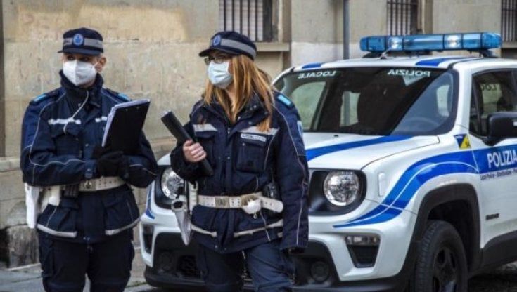 Ripreso dalle telecamere mentre ruba documenti agli ospiti di un albergo: ladro denunciato 