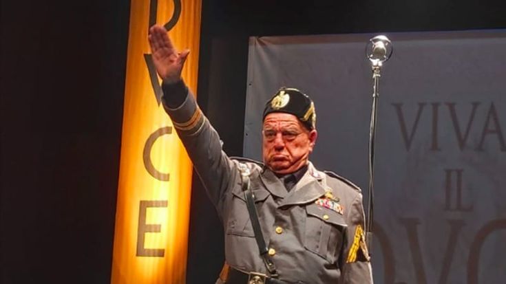 La clownerie antifascista di Leo Bassi: "Io, Mussolini a teatro perché il sonno della passione politica genera dittatori”
