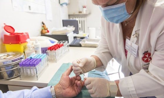 Coronavirus, altri 106 guariti, ma risalgono i contagi: c'è un cluster in una Casa di riposo