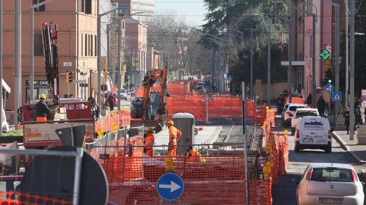 Tram, la linea Rossa s’accorcia e non arriva più ad Agraria. Il Comune: “Stralcio temporaneo”