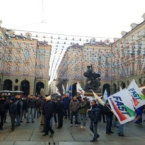 La protesta dei lavoratori Gtt sotto le finestre della sindaca