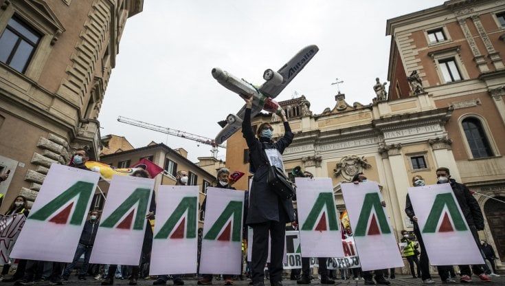 Alitalia, stipendi in arrivo lunedì e martedì prossimi