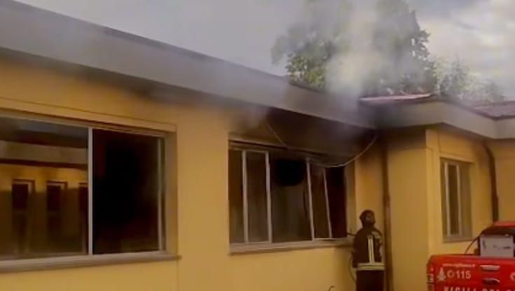 Incendio devasta scuola a San Giuliano Terme, il sindaco: “Gesto doloso, gravissimo”