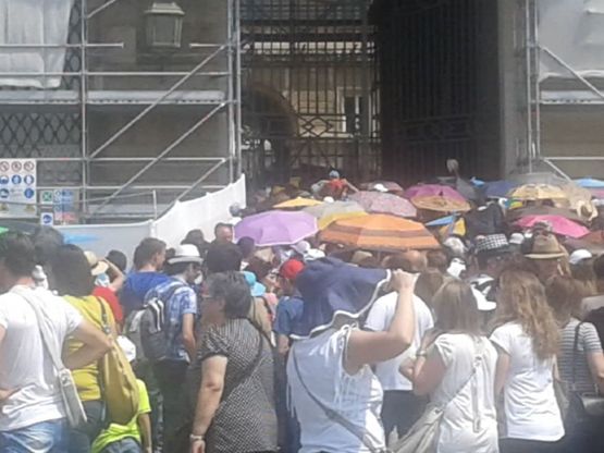 Reggia di Caserta bloccata da un'assemblea, la polizia soccorre i turisti in fila