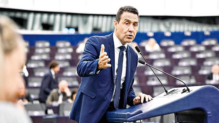 Vannacci, il generale dei disertori La Meloni in sé e la Meloni in me