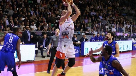 Basket, serie A: Brescia passa a Reggio, emiliani lontani dai play off