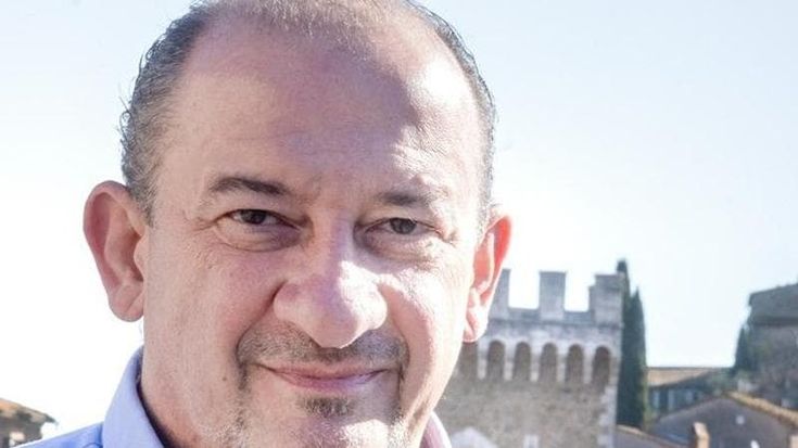 Toscana, il sindaco che dona il suo stipendio alle associazioni del paese