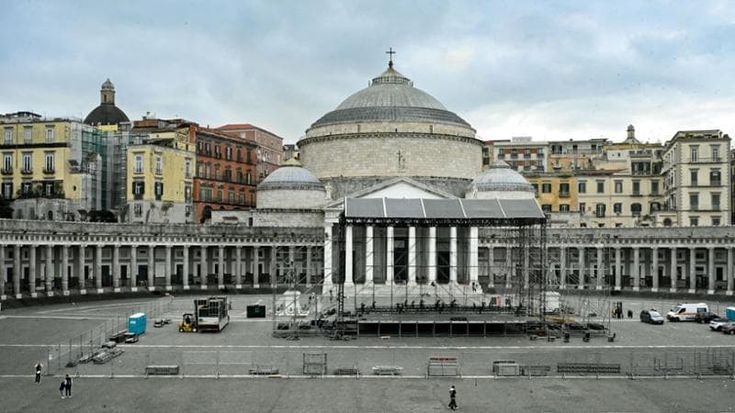 Plebiscito, quasi pronto il palco del Capodanno: “Napoli come Barcellona”