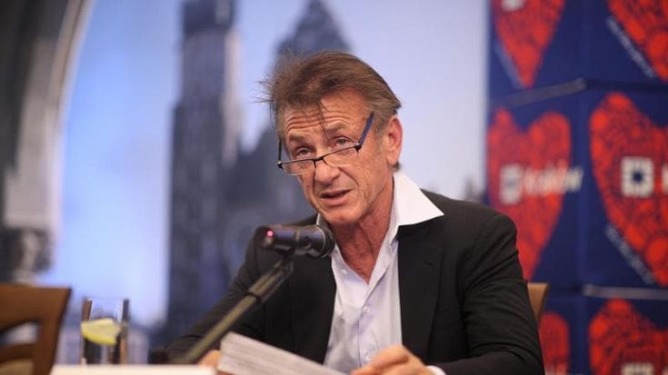 Sean Penn contro i selfie: “Sono una piaga. Non li faccio mai con nessuno”