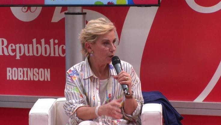 Salone del libro, Concita De Gregorio: "Jane Goodall, gli scimpanzé e l'abbraccio che cura"