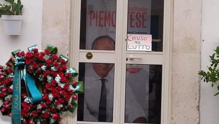 "Chiuso per lutto": manifesti davanti al comitato del candidato Pd Piemontese dopo la mancata elezione