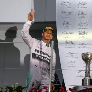 F1, Hamilton scaccia i dubbi sul futuro: "Mercedes come una famiglia, resto qui"
