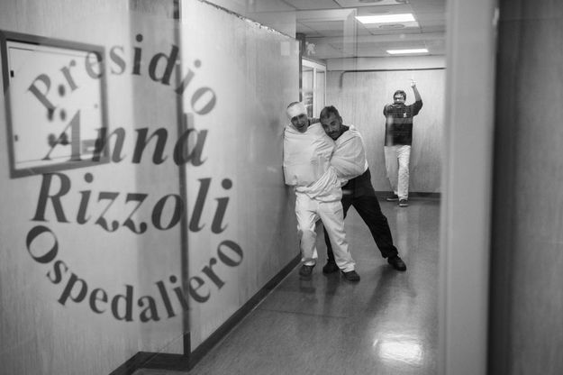 La cabala e l’ospedale: infermieri e medici del Rizzoli in posa con ironia