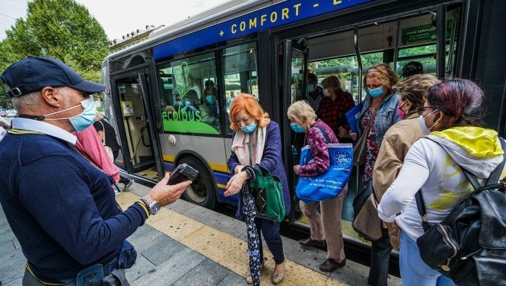 Molestie sul bus, a Torino l’intelligenza artificiale smaschera i maniaci seriali