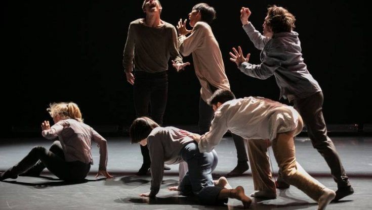 Emozioni e paure di sette giovani ballerini: TorinoDanza chiude con lo spettacolo dell'artista norvegese Oyen