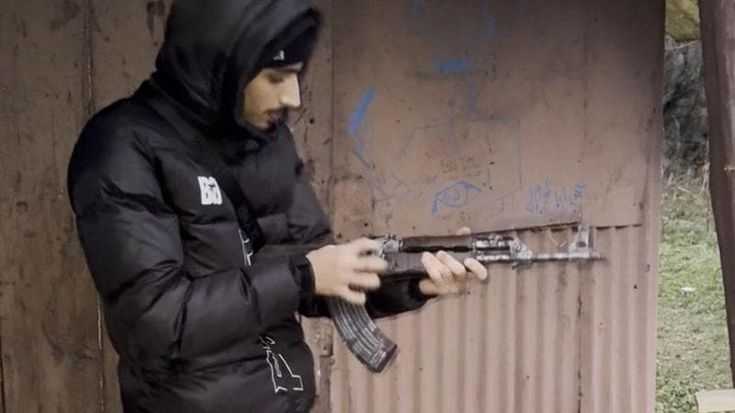 Baby Gang, le foto con mitra e bazooka, le botte alla fidanzata. Quando diceva: “Scappo in Iraq”