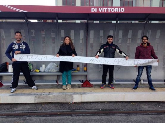 #vogliamoiltram: l'hasthag scende in strada, i ragazzi di Brancaccio ripuliscono le fermate