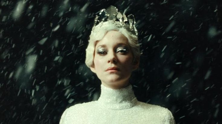 A Berlino le favole diventano body horror: da Cenerentola alla Regina delle nevi