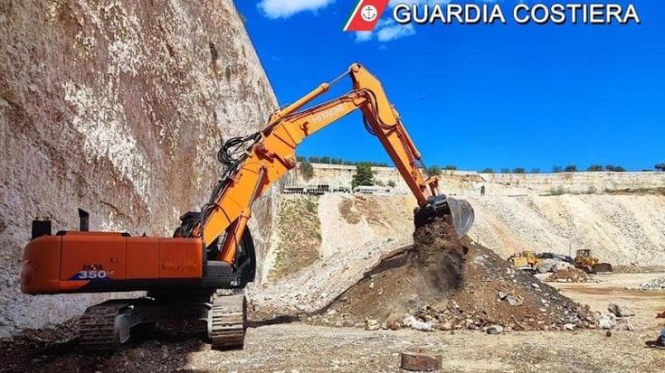 Cumuli di amianto tombati in una cava di Monopoli: in 5 verso il processo. L’area bonificata da oltre 53 tonnellate di rifiuti speciali