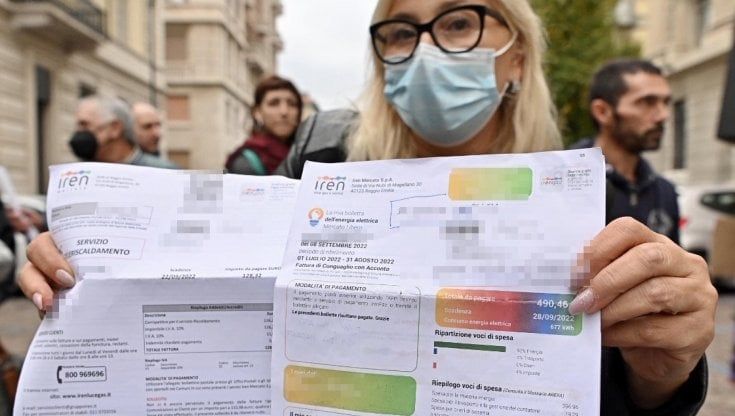 Caro bollette, a Bari la resistenza dei commercianti tra led e vetrine buie: "Spegniamo le luci per sopravvivere"
