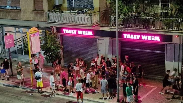 Ostia, maxi rissa al Luna park tra 70 minorenni. “Pestato dal branco per uno sguardo”