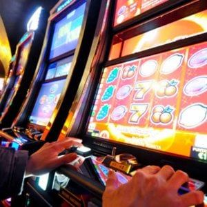 Videolotterie, su le tasse e giù le vincite: così la Manovra fa cassa dalle macchinette