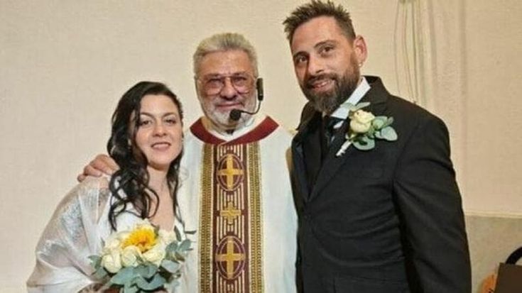 Vedovo diventa sacerdote e celebra le nozze del figlio: “Capisco i fedeli, sono stato uno di loro”