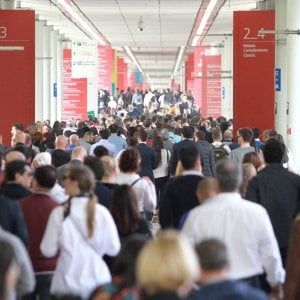 Milano, crolla stand della Fiera durante i lavori per il Salone del Mobile: grave un operaio