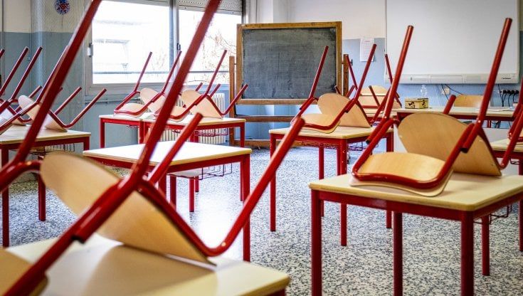 Scuole chiuse in Lombardia arancione scuro, la rabbia sulle chat delle famiglie: "E ora come facciamo?"
