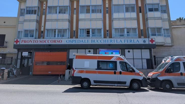Donna colta da malore, marito e figli aggrediscono due volte il personale del 118