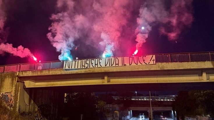 “Tutti insieme viva il duce”: a Tor Bella Monaca spunta lo striscione per il compleanno di Mussolini